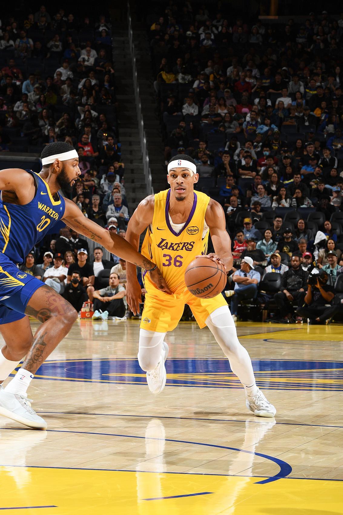 开云体育官网-湖人夏联主帅：贝兹利是个令人惊叹的防守者 他能防守所有位置