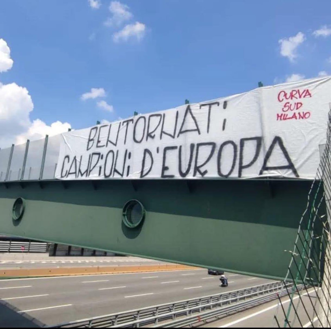 👀嘲讽国际米兰？AC米兰球迷在高速挂横幅：这真是一场视觉盛宴