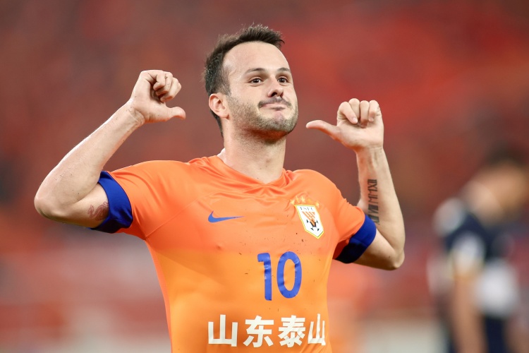 开云-瓦神！瓦科24场3次戴帽、1次大四喜，22球0点球领跑中超射手榜！