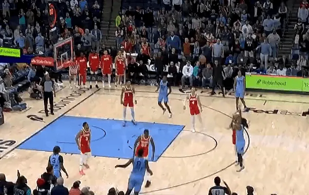 最后时刻莫兰特运球脱手超远三分强投不中，没能完成绝杀